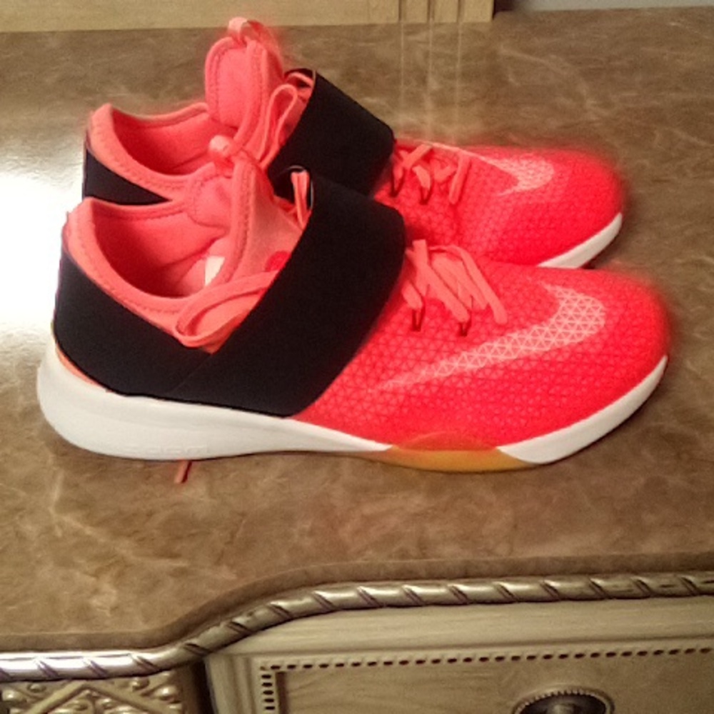 Pre-owned 2016 nike Air zoom strong